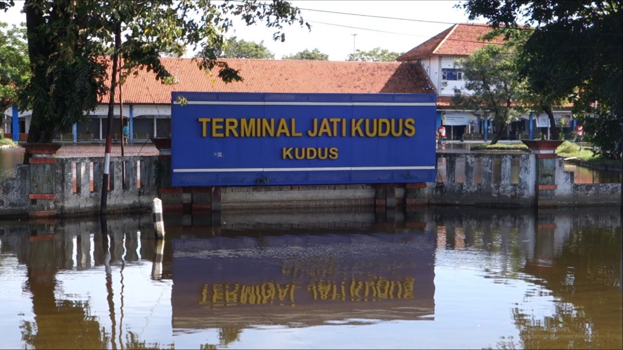 Banjir Mulai Surut, Terminal Kudus Masih Ditutup
            - galeri foto