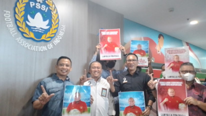Penyerahan Berkas La Nyalla Sebagai Bakal Calon Ketua Umum PSSI  Diwarnai Seruan Poster Dukungan ini