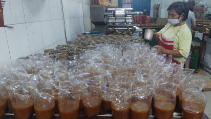 Perajin Kue di Medan Produksi Ratusan Kilogram Kue Keranjang Jelang Imlek 2023
