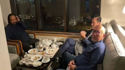 Surya Paloh Bertemu Luhut di Eropa, Bahas Apa?