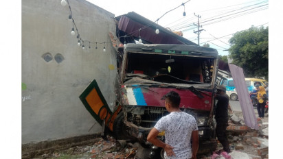 Diduga Mengantuk, Pengemudi Truk Fuso Seruduk Rumah Warga