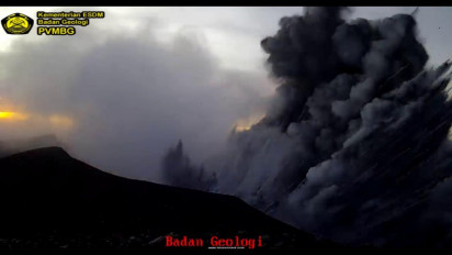 Warga Mencium Bau Belerang dan Hujan Abu di Sekitar Gunung Marapi
