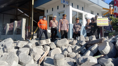 Diduga Rem Blong, Truk Pengangkut Paving Blok Terguling di Stasiun Batutulis