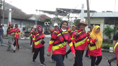 Jalin Silahturahmi dan Jaga Kamtibmas, Jalan Sehat Blusukan Kampung Digelar oleh Anggota Polri