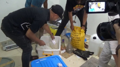 Malam-malam Polda Metro Jaya Gerebek Liquid Narkoba Home Industri, 385 Botol Bahan Baku Ditemukan