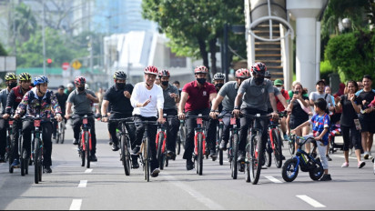 Momen Presiden Jokowi Gowes Sepeda di Kawasan CFD Sudirman-Thamrin