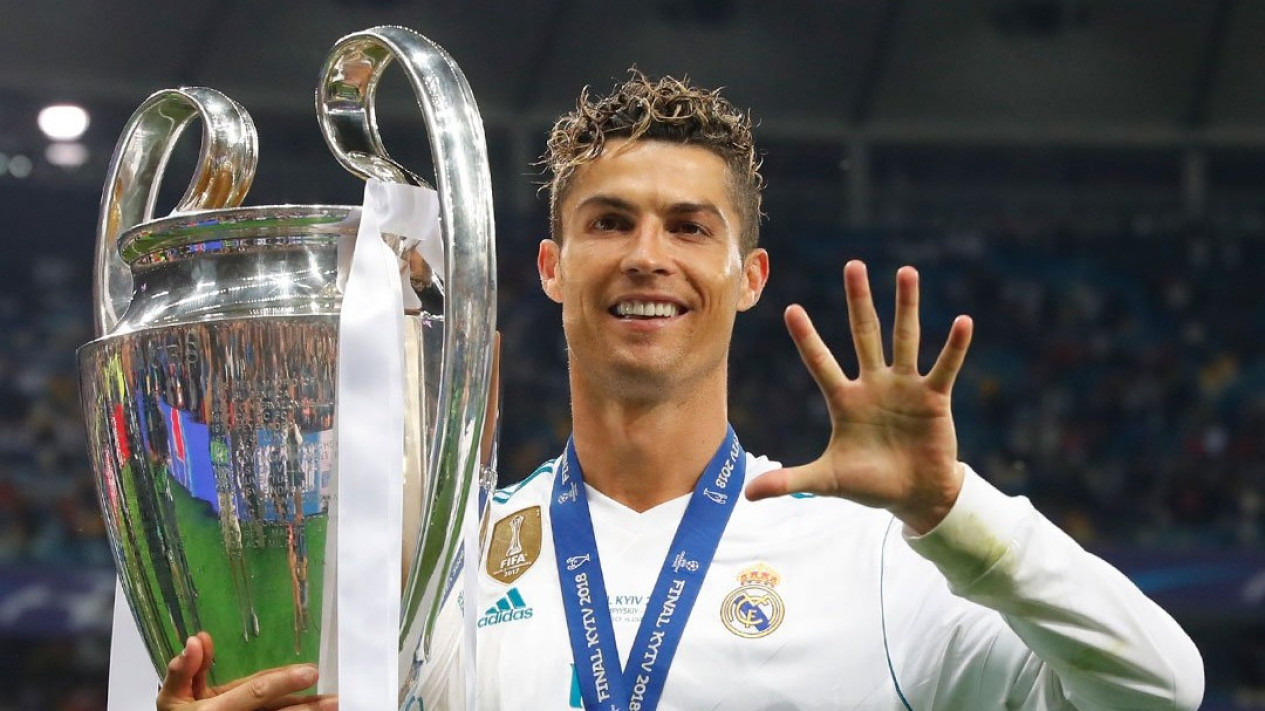 Benzema Beri Jawaban Soal Alasan Tak Foto Bareng Ronaldo saat Kunjungi Latihan Real Madrid
            - galeri foto