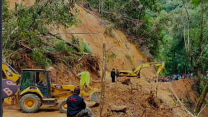 Jalan Nasional Sungai Penuh Sumbar Via Tapan Tertimbun Longsor, Ratusan Kendaraan Terjebak