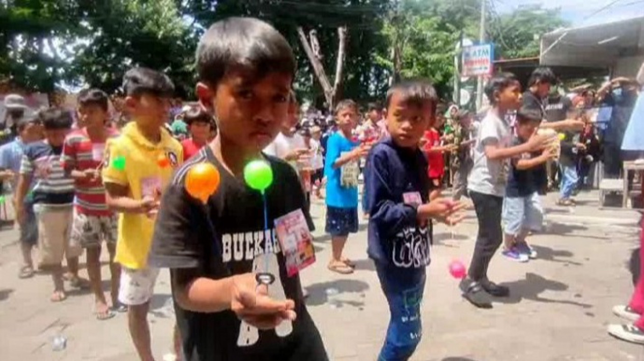 Mainkan Lato-Lato Selama 2 Jam Nonstop, Siswa SD di Surabaya Dihadiahi Motor Listrik
            - galeri foto