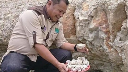 Warga Musi Banyuasin Beramai-ramai Makan Tanah sebagai Obat