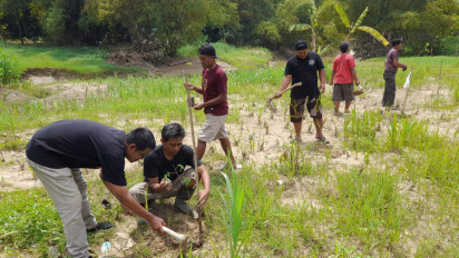 Cegah Longsor dan Banjir Terjadi Lagi, Warga Blora Tanam Ratusan Pohon di Bantaran Sungai Lusi