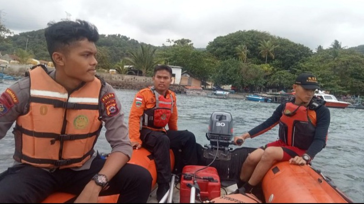 Tim SAR Kembali Cari Wisatawan Tangerang Terseret Ombak di Ciantir
            - galeri foto