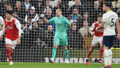 Ramsdale kena Tendang Suporter saat Arsenal Melumat Tottenham