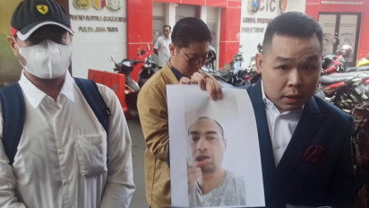 Didampingi Kuasa Hukumnya, Feri Irawan Penuhi Panggilan Pemeriksaan Polda Jatim sebagai Tersangka