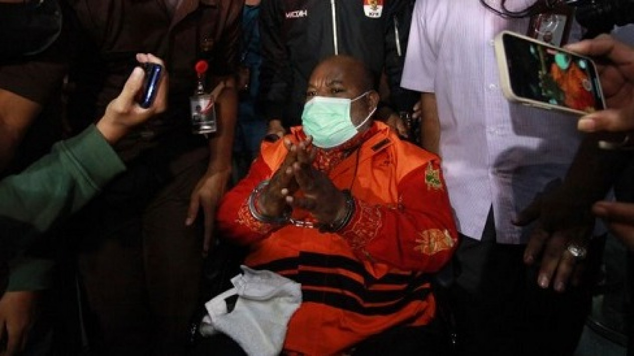 KPK Sita Mobil Mewah Terkait Kasus Suap dan Gratifikasi Lukas Enembe
            - galeri foto