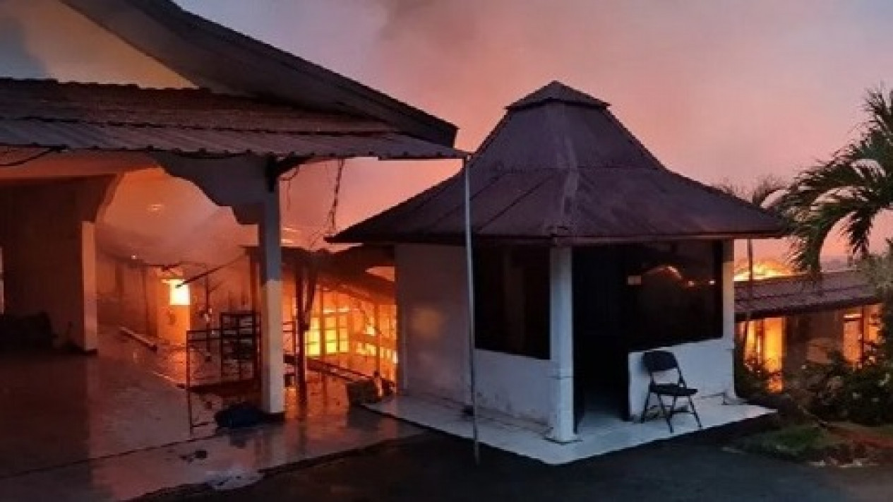 Kebakaran Rumah Dinas Kapolda Papua Diduga karena Korsleting
            - galeri foto
