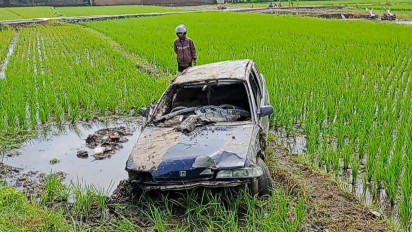 Sopir Mengantuk, Mobil Sedan Tabrak Tiang Telepon dan Terjun ke Sawah di Klaten