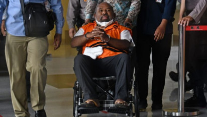 Usai Diperiksa KPK Lukas Enembe Kembali Dibawa ke RSPAD