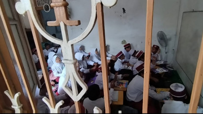 Ratusan Murid SD di Surabaya Terpaksa Belajar di Rumah Guru dan Kontrakan karena Sekolahnya Disegel