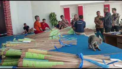 Warga Binaan Rutan Labuhandeli Produksi Sapu Lidi diekspor ke Dubai