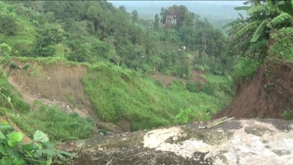 Diguyur Hujan Deras Tebing 30 Meter di Kabupaten Semarang Longsor dan Ancam Perumahan
