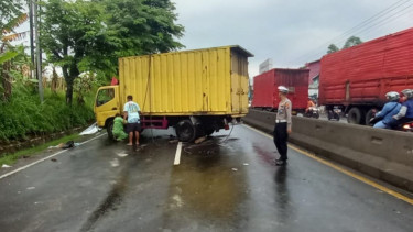 Kecelakaan Tunggal Truk Boks Terguling Melintang di Jalan Semarang - Solo