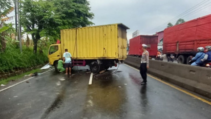 Kecelakaan Tunggal Truk Boks Terguling Melintang di Jalan Semarang - Solo