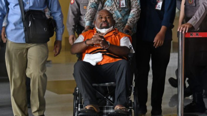 KPK Tangguhkan Penahanan Lukas Enembe karena Alasan Kesehatan