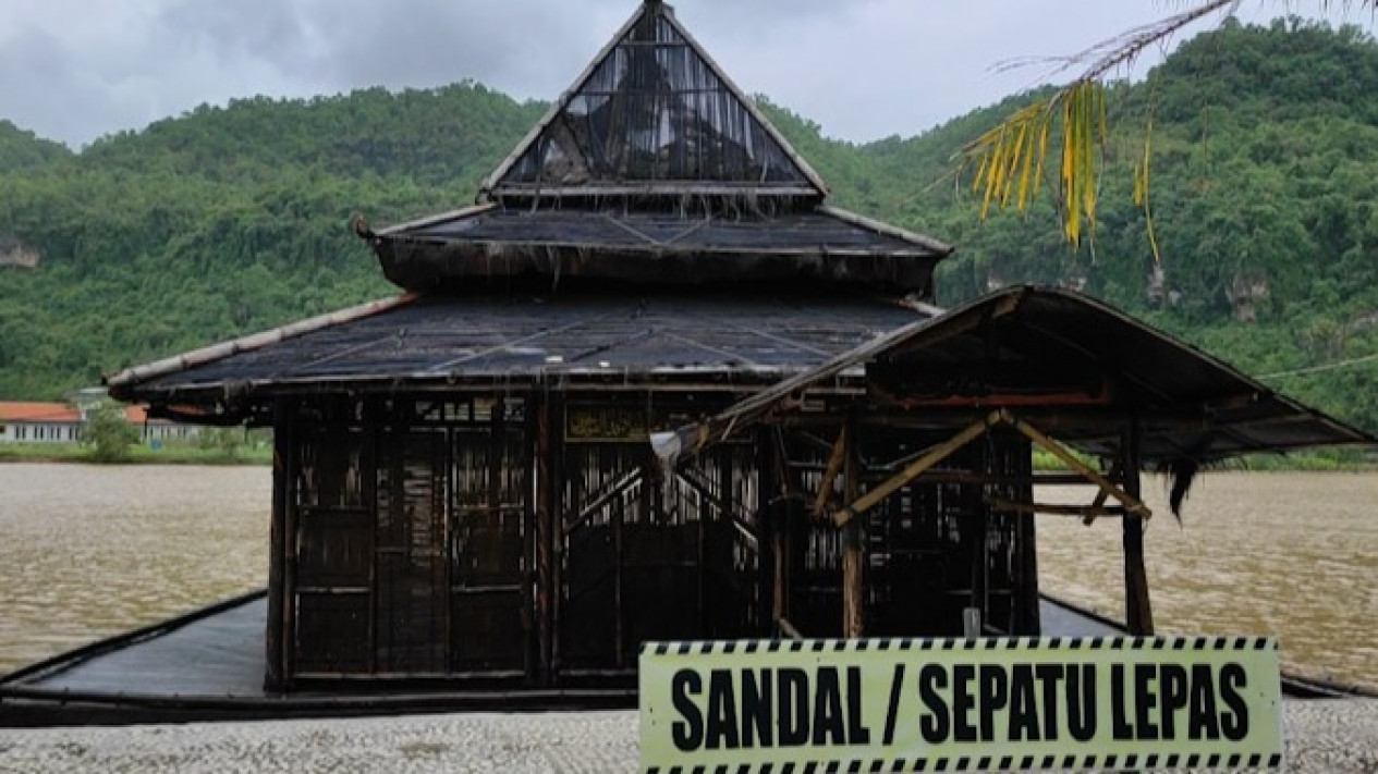 Viral, Sekelompok Ibu-Ibu Senam di Masjid Apung Kawasan Pancer Dor Pacitan, Ini Penjelasan Polisi
            - galeri foto