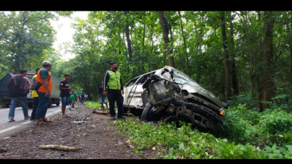 Oleng, Truk Paket Adu Banteng dengan Mobil Travel di Situbondo, Kedua Sopir Tergencet