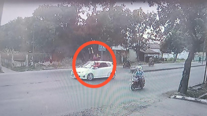Video Detik-Detik Seorang Wanita Ditabrak Mobil, Pelaku Kabur
