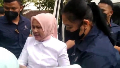 Sambangi Kampung Dolanan di Klaten, Iriana Jokowi Bagi-bagi Kaos