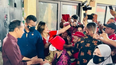 Presiden Jokowi Bagikan Bansos di Manado