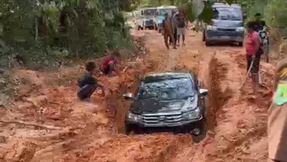 Miris! Jalan Rusak di Muba Nyaris Membenam Kendaraan yang Melintas