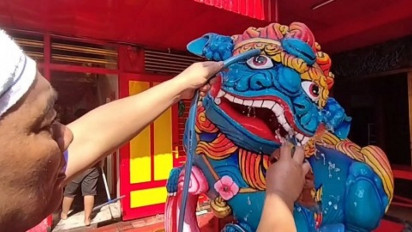 Jelang Imlek, Ratusan Rupang Dewa Dewi di Kelenteng Hok An Kiong Surabaya Dibersihkan