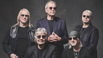 Lirik Lagu Deep Purple – Smoke on the Water