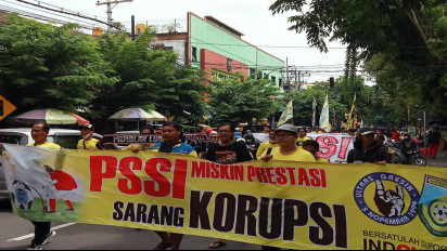 Ratusan Suporter Ultras Gresik Aksi Turun Jalan Tuntut Kompetisi Liga 2 Dilanjutkan