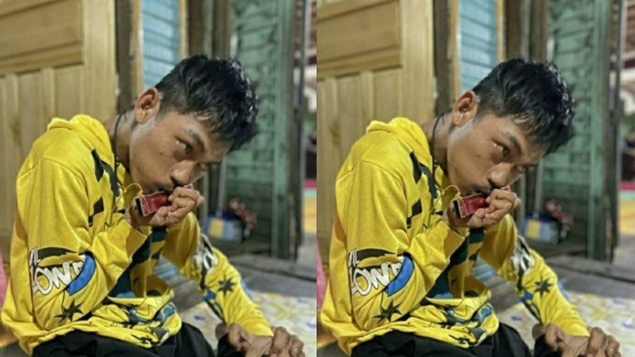 Kisah Buat Mewek, Demi Membiayai Ibu dan Sekolah Adiknya, Pria Penyandang Disabilitas Mengamen
            - galeri foto