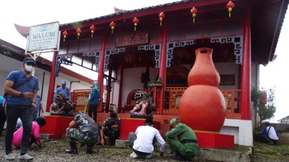 Jaga Toleransi Umat Beragama, Warga Lintas Agama di Banjarnegara Ikut Bersih-Bersih Klenteng Jelang Imlek