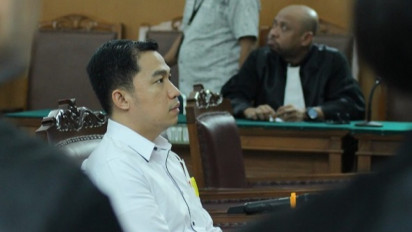 Posisi Duduk Ahli Meringankan Terdakwa Arif Rachman Ditegur, Ketua Majelis Hakim: Tolong Duduknya