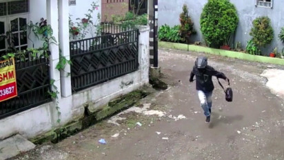 Apes! Kepergok Pemilik Rumah Saat Mencuri, Maling Sembunyi di Tumpukan Gas Melon