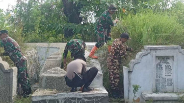 Jelang Imlek, Personel TNI-Polri Bersama Ormas Bersihkan Makam Tionghoa di Batang