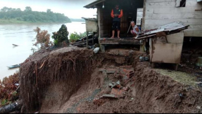 Diguyur Hujan Deras, Puluhan Rumah Warga di Bantaran Sungai Musi Longsor