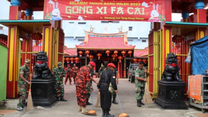 Jelang Imlek, TNI dan Organisasi Masyarakat Kompak Bersihkan Klenteng di Cilacap