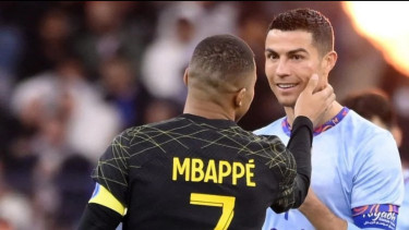 Momen Mbappe Periksa Wajah Ronaldo yang Lebam saat Riyadh All Star Vs PSG
