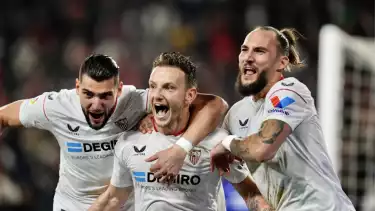 Ivan Rakitic rayakan gol penalti ke gawang Cadiz.