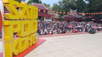 Kelenteng Sam Poo Kong Dipadati Pengunjung saat Imlek