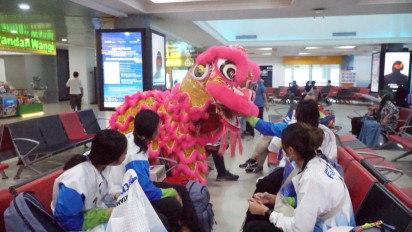 Rayakan Imlek, Bandara SMB II Palembang Manjakan Penumpang dan Pengunjung dengan Atraksi Barongsai