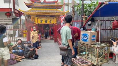 Omset Melambung! Pedagang Burung Pipit di Kelenteng Petak Sembilan Banjir Pembeli