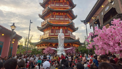 Imlek di Pantjoran PIK, Ribuan Penjung Makin Ramai Jelang Malam Hari
